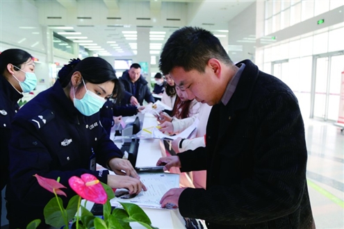 只要所购买新车以及合格证上标注“已预查验”,就可直接到业务大厅进行登记选号